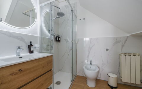 Casa Vacanze al Teatro: Sol, Luminaire Plomberie, Sol, Design Intérieur, Salle De Bains, Lavabo, Bois, Évier, Robinet, Armoire De Toilette