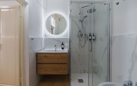 Casa Vacanze al Teatro: Lavabo, Sol, Luminaire Plomberie, Sol, Salle De Bains, Évier, Design Intérieur, Robinet, Armoire De Toilette, Miroir