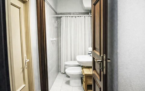 Il Mulinetto: Siège De Toilette, Sol, Toilette, Sol, Design Intérieur, Porte, Luminaire Plomberie, Salle De Bains, Plomberie, Tuile