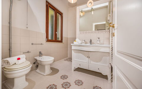 Casale Domè 14+2: Sol, Design Intérieur, Sol, Luminaire Plomberie, Lavabo, Salle De Bains, Évier, Siège De Toilette, Toilette, Armoire De Toilette