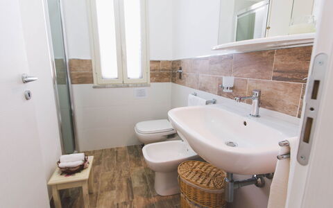 Villa Ferradina 4+2: Sol, Luminaire Plomberie, Sol, Siège De Toilette, Salle De Bains, Toilette, Évier, Design Intérieur, Plomberie, Robinet