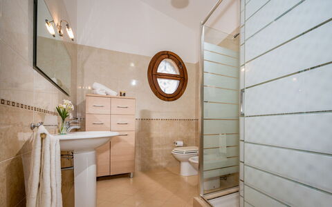 Villa delle Sirene 6: Sol, Design Intérieur, Sol, Luminaire Plomberie, Salle De Bains, Éclairage, Miroir, Plomberie, Pièce, Domicile