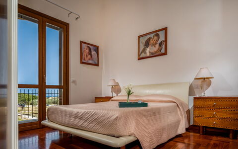 Villa delle Sirene 6: Meubles, Lit, Design Intérieur, Chambre, Mur, Sol, Sol, Bois, Drap De Lit, Pièce