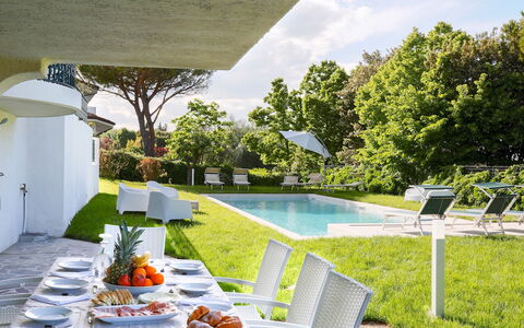 Villa Sarah 10+2: Piscine, Recours, Jardin, Biens, Pelouse, Villa, Mobilier De Jardin, Eco Hôtel, Aménagement Paysager, Balancelle