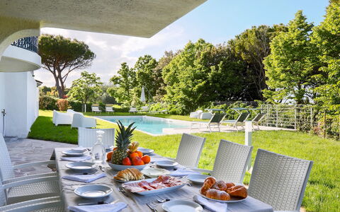 Villa Sarah 10+2: Piscine, Meubles, Recours, Jardin, Lot Terre, Mobilier De Jardin, Chaise, Pelouse, Ombre, Eco Hôtel