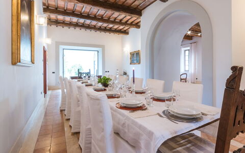 Borgo Colle Ridente 13: Meubles, Design Intérieur, Table, Salle À Manger, Table Cuisine Et Salle A Manger, Chaise, Sol, Vaisselle, Pièce, Domicile
