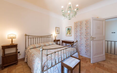 Borgo Colle Ridente 13: Lit, Design Intérieur, Chambre, Meubles, Sol, Drap De Lit, Plafond, Sol, Literie, Pièce