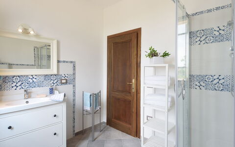 Poggio Vistabella 10: Bleu, Sol, Sol, Luminaire Plomberie, Salle De Bains, Design Intérieur, Tuile, Plomberie, Robinet, Pièce