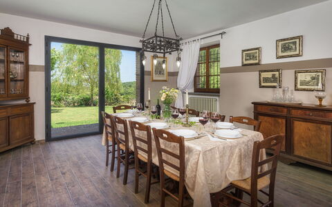 Villa Augusto 10: Meubles, Design Intérieur, Table, Bois, Salle À Manger, Chaise, Table Cuisine Et Salle A Manger, Plafond, Pièce, Éclairage