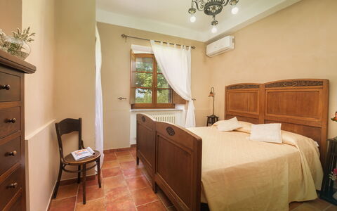 Villa Augusto 10: Meubles, Lit, Design Intérieur, Chambre, Sol, Bois, Sol, Plafond, Drap De Lit, Literie