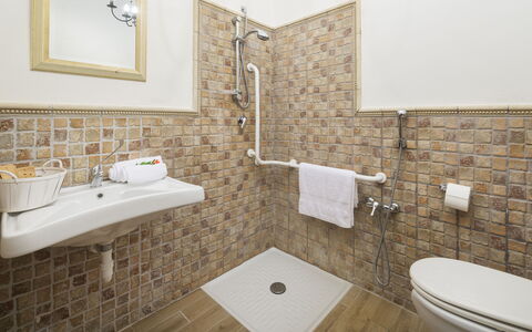 Villa Augusto 10: Luminaire Plomberie, Salle De Bains, Sol, Sol, Plomberie, Design Intérieur, Tuile, Lavabo, Siège De Toilette, Robinet