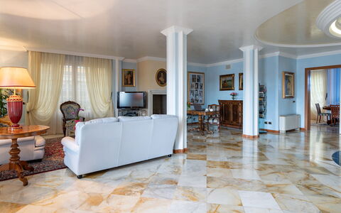 Villa Gabri 8: Sol, Design Intérieur, Sol, Meubles, Plafond, Canapé, Salon, Éclairage, Pièce, Domicile