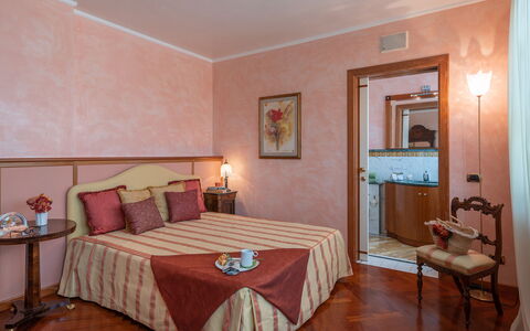Villa Gabri 8: Meubles, Mur, Design Intérieur, Chambre, Lit, Sol, Drap De Lit, Sol, Pièce, Literie