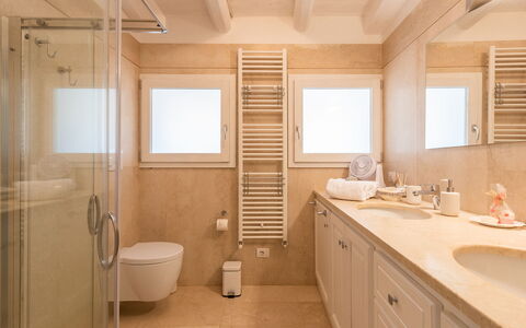 Tenuta Scialandre 10: Sol, Sol, Luminaire Plomberie, Design Intérieur, Bois, Salle De Bains, Évier, Lavabo, Éclairage, Robinet