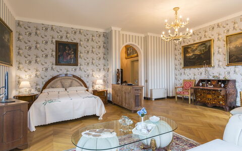 Villa Michelangelo 14: Meubles, Design Intérieur, Sol, Sol, Mur, Chambre, Plafond, Bois, Pièce, Lit