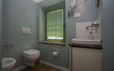 Il Podere di Fi 8: Salle De Bains, Luminaire Plomberie, Design Intérieur, Lavabo, Robinet, Plomberie, Évier, Sol, Toilette, Sol