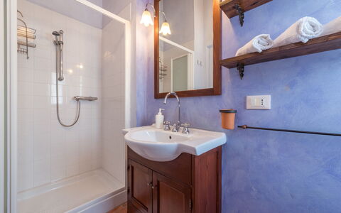 Casale Verdicchio 10+2: Salle De Bains, Luminaire Plomberie, Sol, Design Intérieur, Sol, Lavabo, Robinet, Miroir, Plomberie, Éclairage