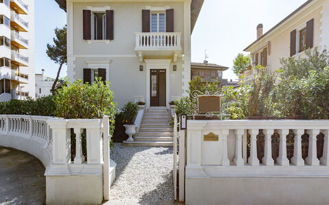 Villa Corona 8: Bâtiment, Fenêtre, Domicile, Zone Résidentielle, Maison, Porte, Balcon, Porche, Biens, Moulage