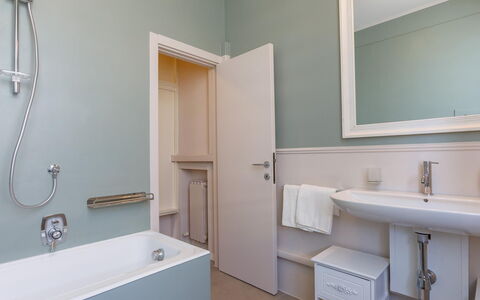Villa Corona 8: Salle De Bains, Luminaire Plomberie, Sol, Design Intérieur, Sol, Lavabo, Robinet, Évier, Plomberie, Plafond