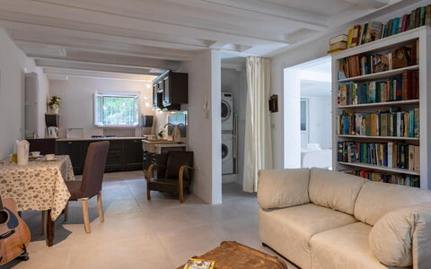 Villa Corona 8: Meubles, Design Intérieur, Sol, Canapé, Sol, Mur, Pièce, Bois, Plafond, Salon