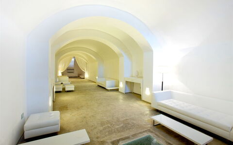 Villa Capozza 18+2: Design Intérieur, Sol, Sol, Éclairage, Meubles, Plafond, Canapé, Salon, Conception