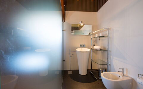 Villa Capozza 18+2: Design Intérieur, Mur, Sol, Luminaire Plomberie, Sol, Salle De Bains, Plafond, Éclairage, Lavabo, Plomberie