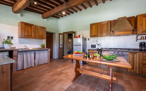 Podere Collelungo 14: Meubles, Sol, Design Intérieur, Bois, Cuisine, Sol, Cabinetry, Plafond, Comptoir, Pièce