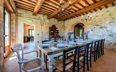 Podere Collelungo 14: Meubles, Mur, Table, Table Cuisine Et Salle A Manger, Salle À Manger, Chaise, Design Intérieur, Sol, Restaurant, Table Basse