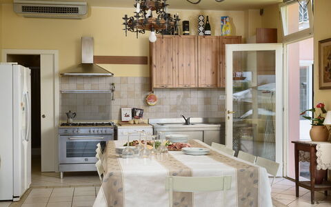Villa Vittoria D'Anghiari 7+3: Meubles, Design Intérieur, Sol, Sol, Bois, Cuisine, Chaise, Cabinetry, Pièce, Table
