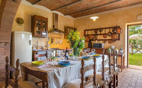 Podere Bagnolo 8: Meubles, Design Intérieur, Table, Chaise, Table Cuisine Et Salle A Manger, Salle À Manger, Sol, Éclairage, Pièce, Domicile