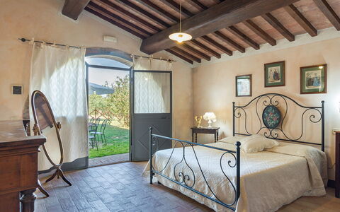 Podere Bagnolo 8: Meubles, Lit, Cadre De Lit, Chambre, Lampe, Plante D'Appartement, Chaise, Hôtel, Villa, Literie