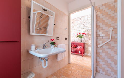 Cascina Marianna 12+4: Luminaire Plomberie, Salle De Bains, Sol, Sol, Lavabo, Robinet, Plomberie, Design Intérieur, Évier, Tuile