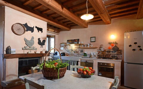 Podere Pomasciano 10: Meubles, Design Intérieur, Mur, Bois, Sol, Cuisine, Plafond, Chaise, Luminaire, Éclairage
