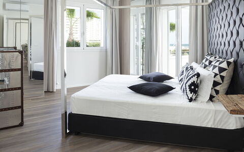 Portoverde Beach Villa 12: Meubles, Lit, Design Intérieur, Chambre, Literie, Sol, Sol, Drap De Lit, Pièce, Bois