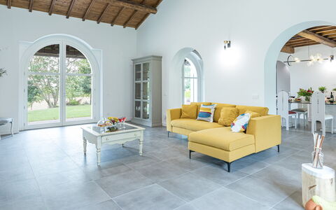 Villa Rasena 6: Sol, Design Intérieur, Sol, Meubles, Plafond, Pièce, Canapé, Salon, Chaise, Plante D'Appartement