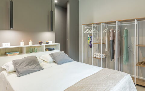 Villa Rasena 6: Meubles, Design Intérieur, Chambre, Lit, Mur, Bois, Sol, Pièce, Domicile, Plafond