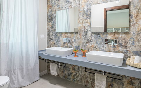 Villa Rasena 6: Design Intérieur, Luminaire Plomberie, Sol, Évier, Robinet, Lavabo, Sol, Comptoir, Salle De Bains, Plomberie