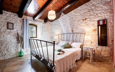 Trulli Littoria 4: Mur, Meubles, Chambre, Design Intérieur, Plafond, Lit, Éclairage, Literie, Drap De Lit, Sol