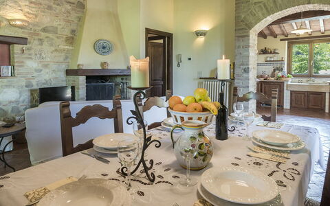 Casale al Doglio 6+1: Meubles, Design Intérieur, Mur, Table, Sol, Chaise, Plafond, Table Cuisine Et Salle A Manger, Salle À Manger, Éclairage