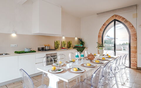 Villa Manco 12: Meubles, Design Intérieur, Table, Chaise, Table Cuisine Et Salle A Manger, Plafond, Salle À Manger, Restaurant, Plante D'Appartement, Luminaire