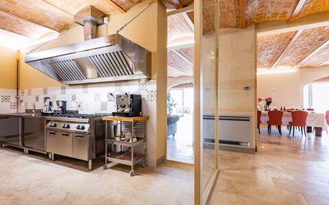 Il Poggiarellone 14: Design Intérieur, Meubles, Bois, Sol, Plafond, Cuisine, Éclairage, Comptoir, Sol, Chaise