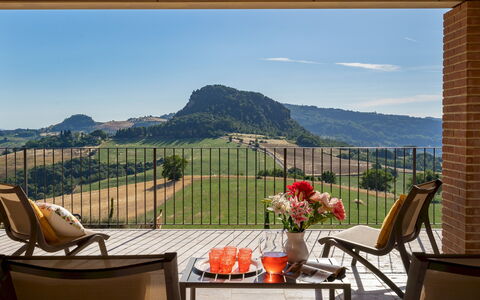 Il Poggiarellone 14: Meubles, Colline, Mobilier De Jardin, Chaise, Tableau De Plein Air, Chaîne De Montagnes, Eco Hôtel, Ombre, Balcon, Table Cuisine Et Salle A Manger