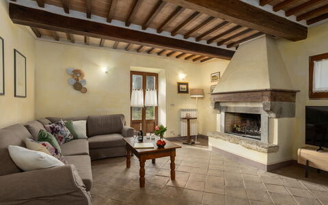 Podere Madonna di Mezzo 6: Meubles, Design Intérieur, Sol, Mur, Bois, Canapé, Salon, Sol, Domicile, Pièce