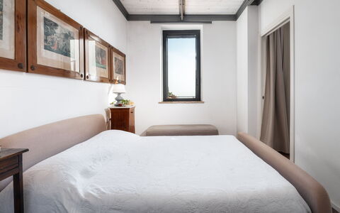 Podere Torre delle Sorgenti 4: Lit, Chambre, Literie, Design Intérieur, Mur, Drap De Lit, Meubles, Sol, Sol, Bois