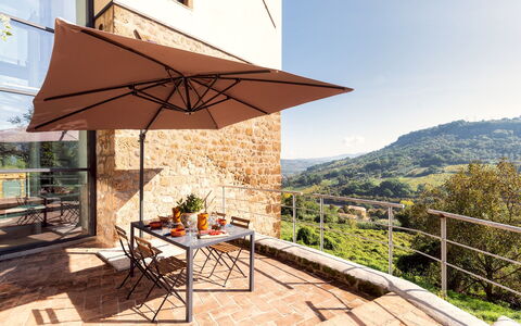 Podere Torre delle Sorgenti 4: Meubles, Mobilier De Jardin, Parapluie, Chaise, Tableau De Plein Air, Ombre, Balcon, Table Cuisine Et Salle A Manger, Pot De Fleur, Eco Hôtel