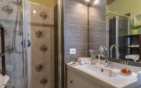 Ai Due Cuori 4: Salle De Bains, Luminaire Plomberie, Design Intérieur, Lavabo, Évier, Sol, Robinet, Armoire De Toilette, Miroir, Sol