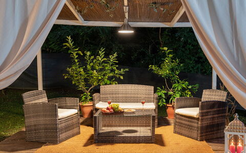Ai Due Cuori 4: Meubles, Mobilier De Jardin, Table, Design Intérieur, Chaise, Pot De Fleur, Osier, Tableau De Plein Air, Ombre, Jardin