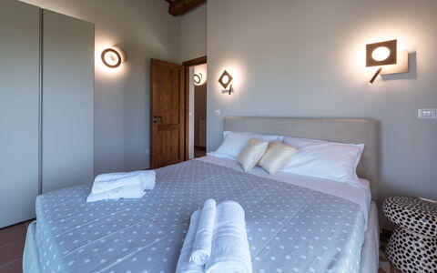 Borgo da Monte 8: Design Intérieur, Chambre, Plafond, Sol, Sol, Lit, Meubles, Éclairage, Literie, Luminaire