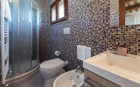 Borgo da Monte 8: Salle De Bains, Luminaire Plomberie, Design Intérieur, Sol, Mur, Sol, Évier, Lavabo, Robinet, Toilette