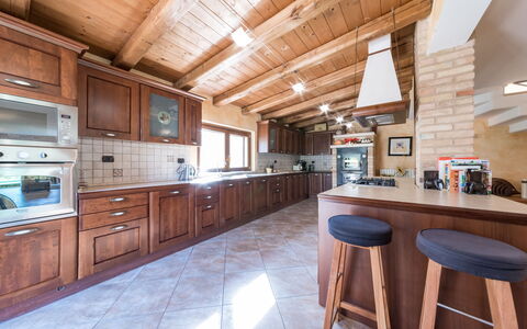 Casale Rosy 6+2: Bois, Cuisine, Sol, Design Intérieur, Comptoir, Meubles, Plafond, Sol, Domicile, Table Cuisine Et Salle A Manger